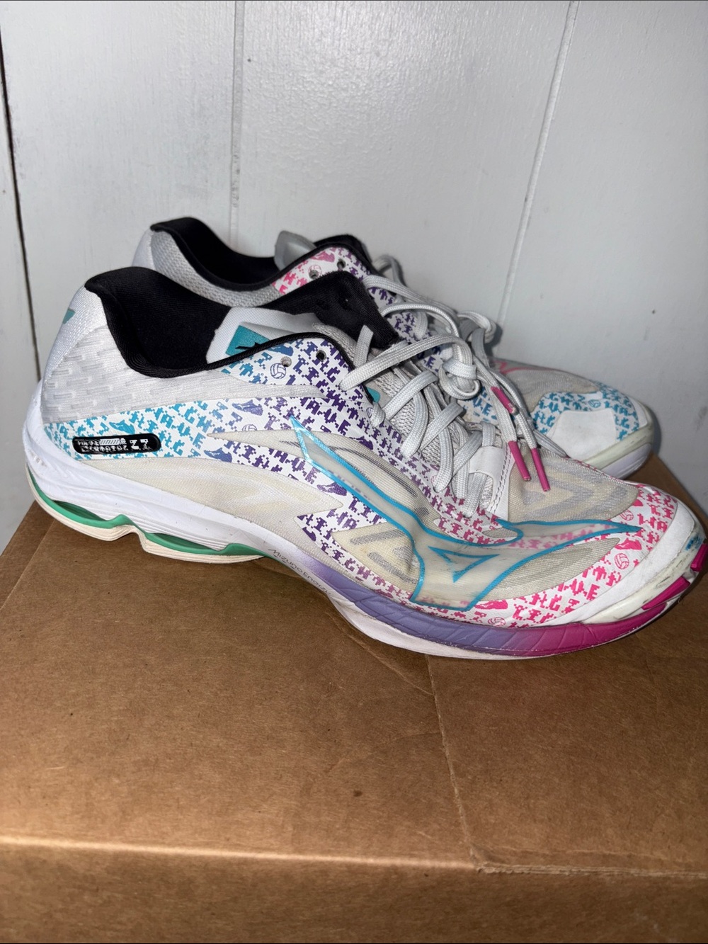 Mizuno White Athletic Sneakers with Multicolor Accents size 10.5